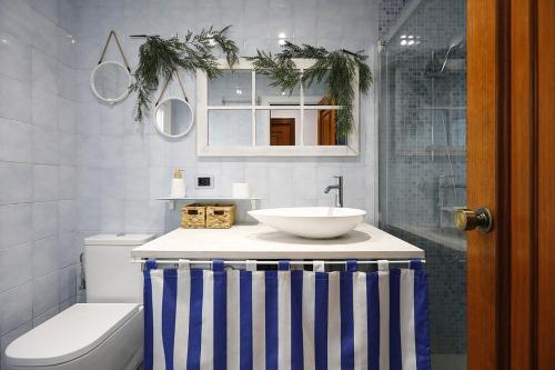 een badkamer met een wastafel en een toilet bij Xatetto Etxea Ocean View in Zumaia