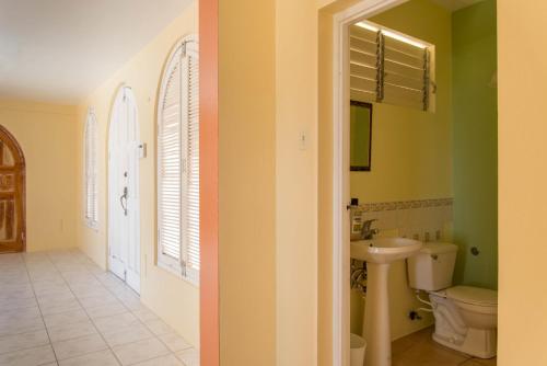 un bagno con un water e un lavandino di Hatfield South Villa a Montego Bay