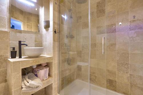 een badkamer met een douche, een wastafel en een bad bij Cosy apartment with terrace near the center in Marseille