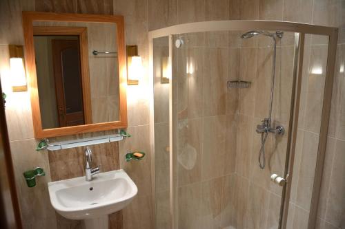 Premium Apartments Baku في باكو: حمام مع دش ومغسلة