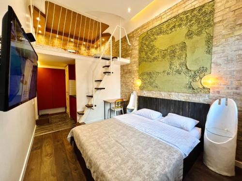 um quarto com uma cama e um quadro na parede em Kyiv Art Apartments near Golden Gate em Kiev