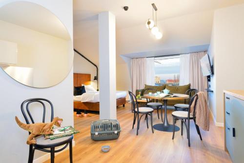 a room with a kitchen and a room with a dining room at ARCHE Dwór Uphagena Gdańsk in Gdańsk