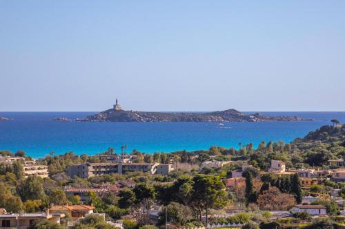 ヴィッラシミーウスにあるVilla Corallo - FREE WIFI - 1km from the beachの市街と海の景色を望む