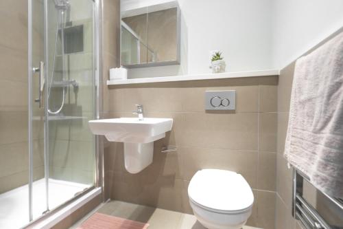 ein Bad mit einem WC, einem Waschbecken und einer Dusche in der Unterkunft Superb Studio in London