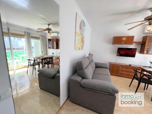 - un salon avec un canapé et une salle à manger dans l'établissement New Pins II, climatizado y a 120m de la playa, à Cambrils
