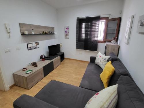 sala de estar con sofá y TV en Casa Matele 2 bed Apt, en Arona