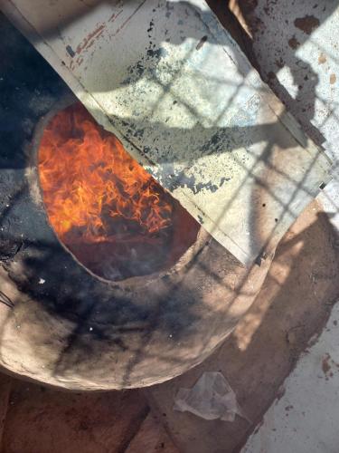 una vista in alto di un incendio in un secchio di Riad Perlamazigh a Zagora
