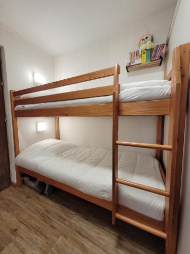 Cette chambre dispose de lits superposés et de 2 lits superposés. dans l'établissement appartement t2 cosy 4 à 6personnes la gentiane, à Superdevoluy