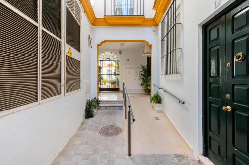 een hal van een gebouw met een groene deur bij BT Alfalfa Excelente Ubicación Ideal para parejas in Sevilla