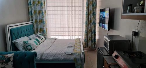 TV a/nebo společenská místnost v ubytování cozy studio apartment with pool