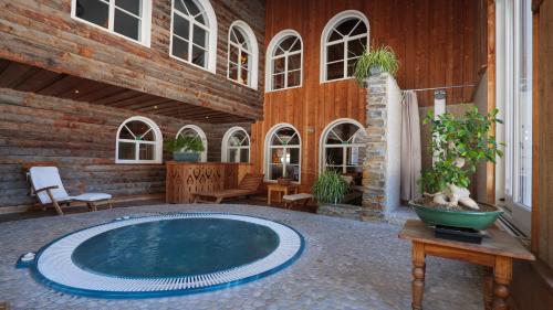 una gran piscina en un patio con un edificio en Hôtel Le Labrador en Chamonix-Mont-Blanc