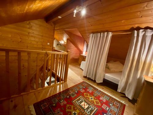 Habitación con cama en una cabaña de madera en Gîte et Roulotte dans les Vosges en Remiremont