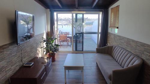 salon z kanapą i stołem w obiekcie Vega Powered by SolymarCalma w mieście Costa Calma