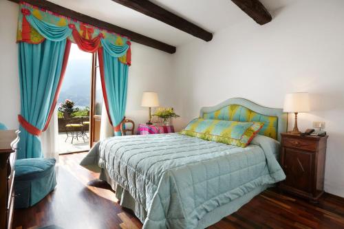 una camera da letto con un letto e una grande finestra di Hotel Florence a Bellagio