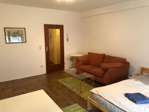 sala de estar con sofá y cama en Centrally located apartment Luxembourg en Luxemburgo