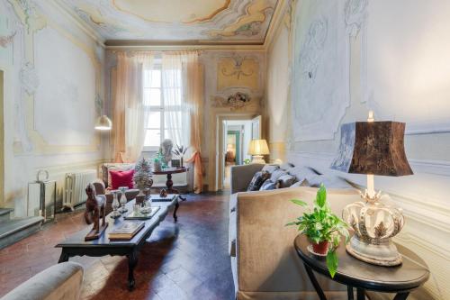sala de estar con sofá y mesa en Casa Penelope, en Lucca