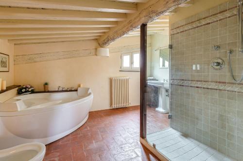 y baño grande con bañera y ducha. en Casa Penelope, en Lucca