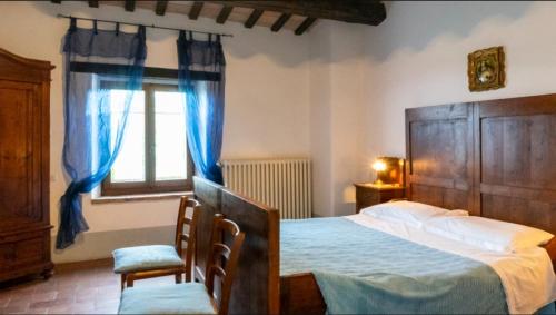 una camera con un grande letto e una finestra di Agriturismo San Rocco Verucchio a Verucchio