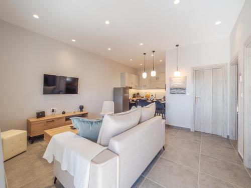 M&K - Maria's Stylish Apartment near Alykes Beach