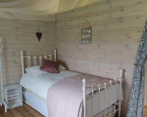 Tempat tidur dalam kamar di Troney Valley Escapes - Owl's Den