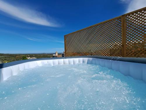 bañera de hidromasaje en el balcón de una casa en Terraço do Castelo, en Arraiolos