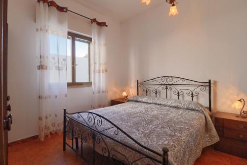 レウカにあるHome Relax Francescaのベッドルーム(黒いベッド1台、窓付)