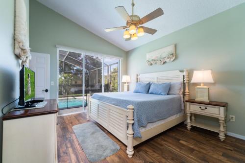 1 dormitorio con 1 cama y ventilador de techo en 16813GB Fun in the Sun, en Orlando