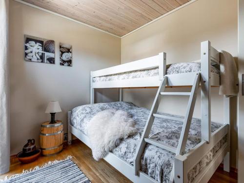 1 dormitorio con 2 literas y techo de madera en Holiday home BØMLO en Bømlo