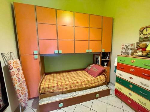 um pequeno quarto com uma cama e uma cómoda em Villetta Calia em Mazara del Vallo