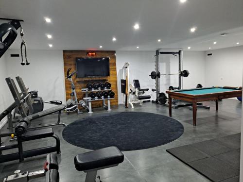 Posilňovňa alebo fitness centrum v ubytovaní VILLA CALIFORNIENNE with Spa, cinema, jacuzzi & pool in Mougins