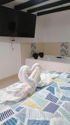 Una cama o camas en una habitación de HOTEL CABAÑAS SANTO TOMAS
