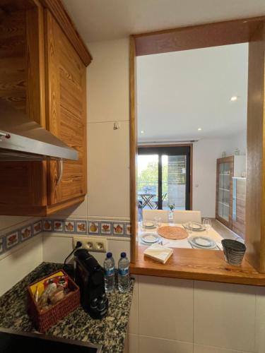 cocina con encimera y ventana en Trébol junto a playa Silgar, en Sanxenxo