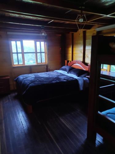 Una cama o camas en una habitación de HOTEL CABAÑAS SANTO TOMAS