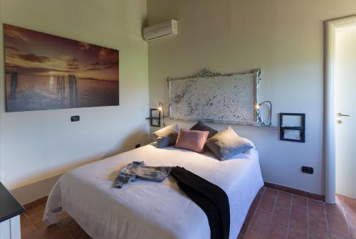a bedroom with a large white bed in a room at La Casa Di Campagna in Magione