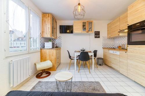 une cuisine avec une table et des chaises dans une pièce dans l'établissement Gare Hypercentre - Wifi - Calme - Netflix, à Grenoble