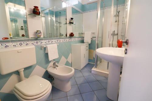 ein Badezimmer mit einem weißen WC und einem Waschbecken in der Unterkunft Casa vacanze La Perla a Castro in Castro di Lecce