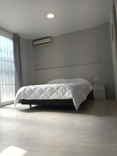 sypialnia z łóżkiem w pokoju z oknem w obiekcie Hostal Cerro del Castillo jumilla w mieście Jumilla