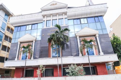 budynek z palmami przed nim w obiekcie OYO The Royal International Hotel w mieście Bengaluru