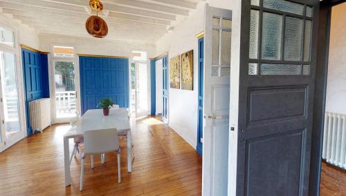 Fotografie z fotogalerie ubytování Maison de charme nichée dans le bois pour vivre une expérience unique v destinaci Saint-Rémy-lès-Chevreuse