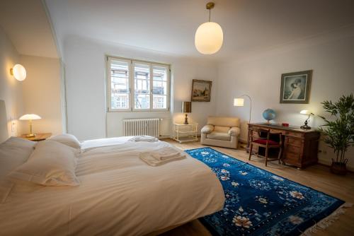 凱澤貝爾的住宿－Gîte de la mairie，一间卧室配有一张蓝色地毯的大床