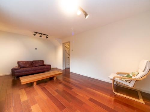 Zona d'estar a Pass the Keys - Cosy Maisonette with Garden in Central East London