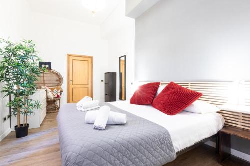 Un dormitorio con una cama con almohadas rojas y blancas. en Toniolo Two Bedroom Two Bath, en Roma