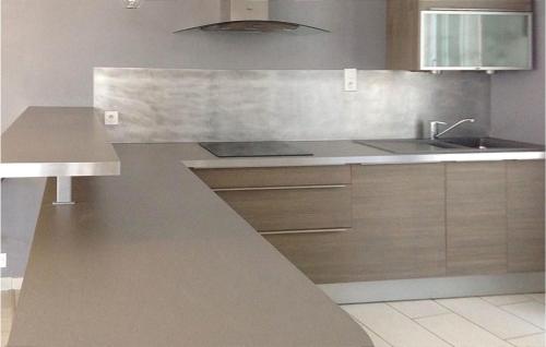 une cuisine avec un évier et un plan de travail dans l'établissement Cozy Apartment In Pléneuf-Val-André, à Pléneuf-Val-André