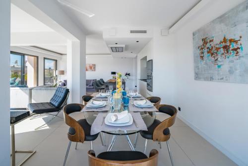 une salle à manger avec une table et des chaises dans l'établissement Cannes centre dernier étage, à Cannes