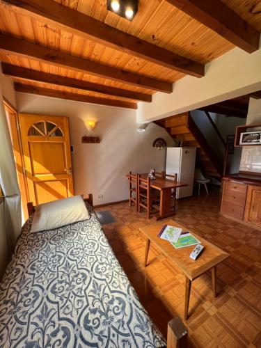 1 dormitorio con 1 cama y 1 mesa en una habitación en Alamos del Arroyo en San Martín de los Andes