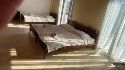 ein Schlafzimmer mit einem Bett in einem Zimmer mit Fenstern in der Unterkunft Angela - Zoi Rooms in Skiathos-Stadt