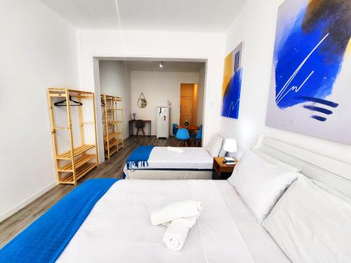 una habitación de hotel con 2 camas y un cuadro en la pared en Copacabana Suite at the Beach, en Río de Janeiro