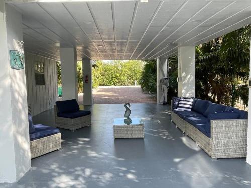 a porch with two couches and a statue on a table at PARADISE AT SUNSET in Marathon