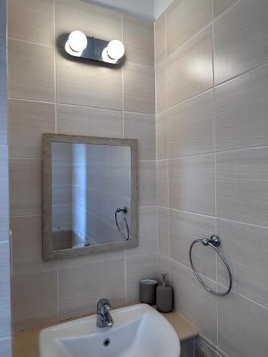 bagno con lavandino e specchio di Seana House in a luxury resort in Protaras area close to the Sea a Paralimni