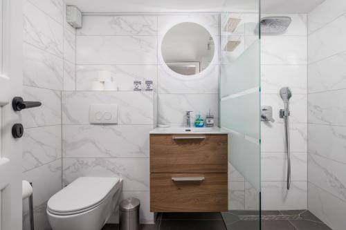 ein Badezimmer mit Toilette, Waschbecken und Dusche in der Unterkunft Villa Ivona with heated pool in Rovinj in Rovinj